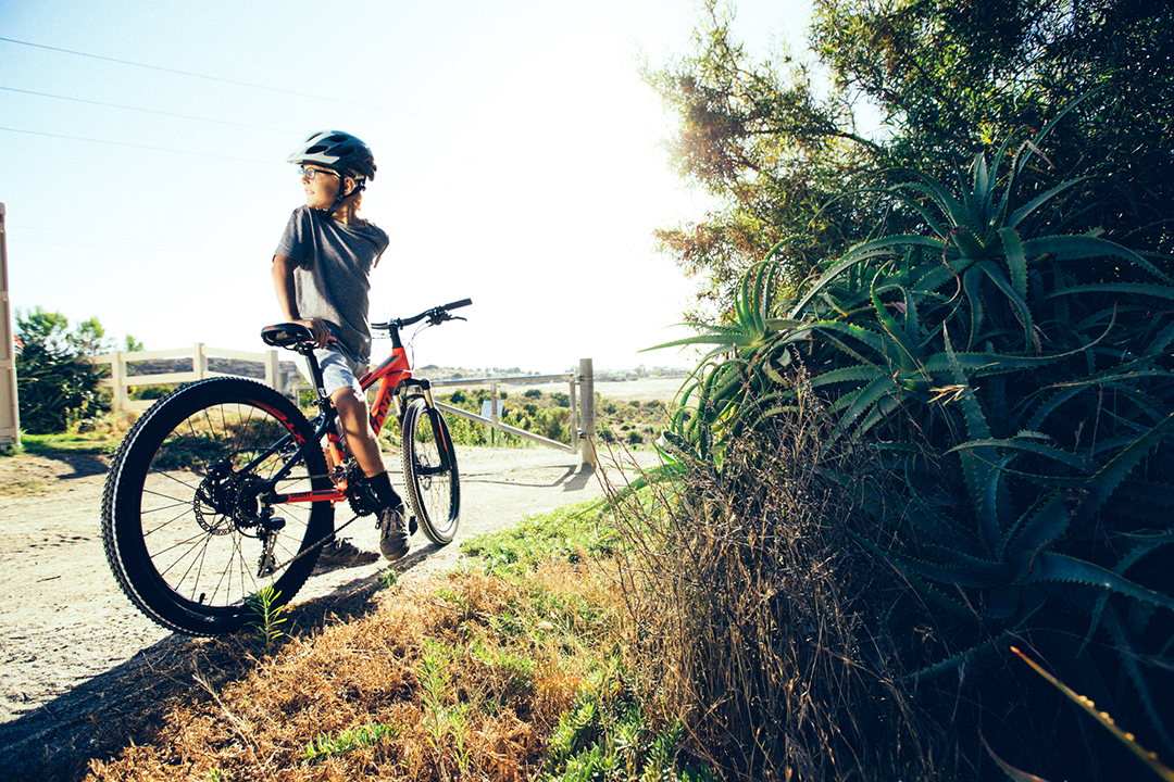 Đạp xe hay đi bộ đến trường, lựa chọn nào tốt cho bé?